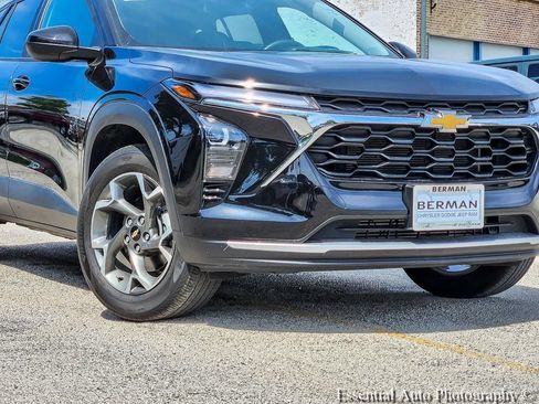 Used 2025 Chevrolet Trax LT FWD image 4