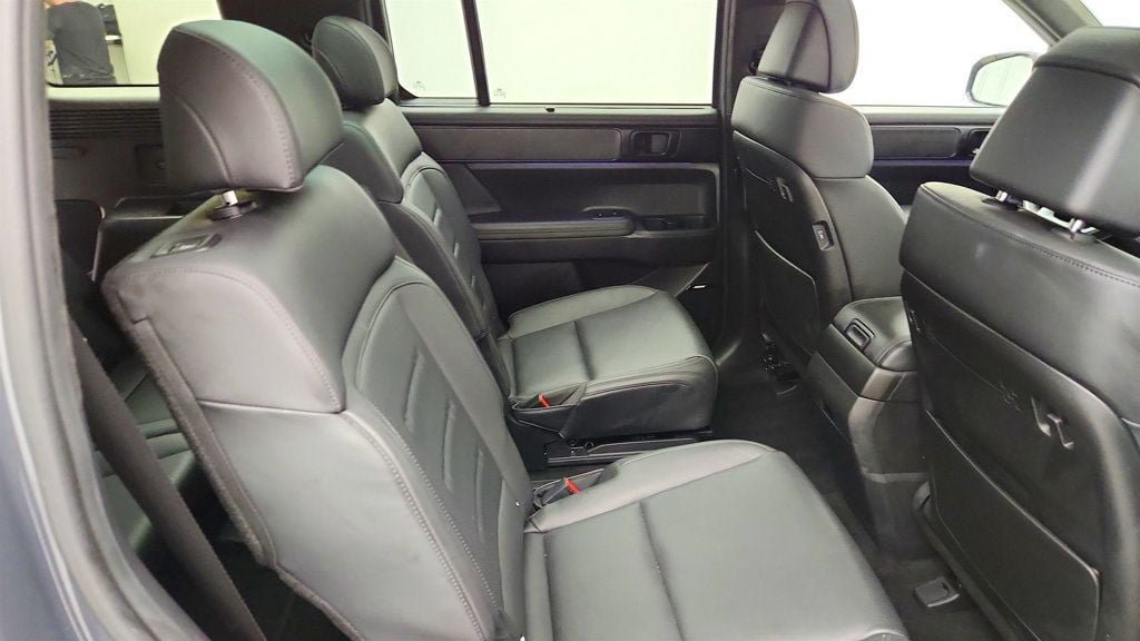 Used 2025 Hyundai Santa Fe Calligraphy AWD/4WD image 23