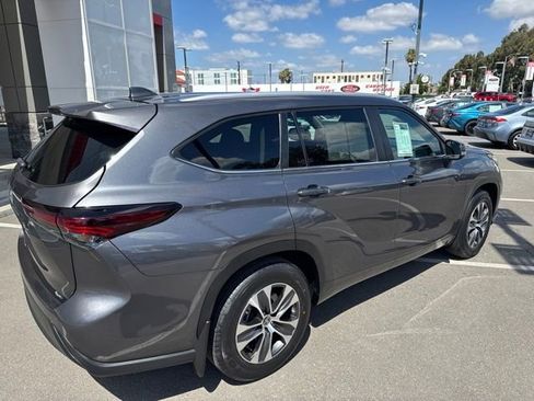 Certified 2024 Toyota Highlander XLE FWD image 9