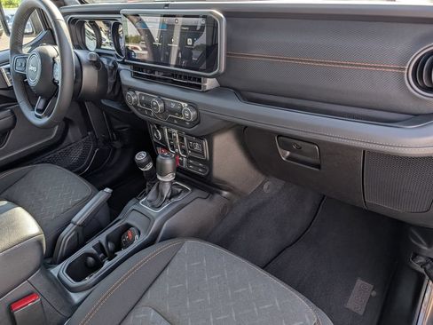 Used 2026 Jeep Gladiator Mojave AWD/4WD image 32