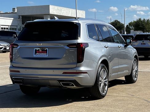 Used 2025 Cadillac XT6 Premium Luxury image 4