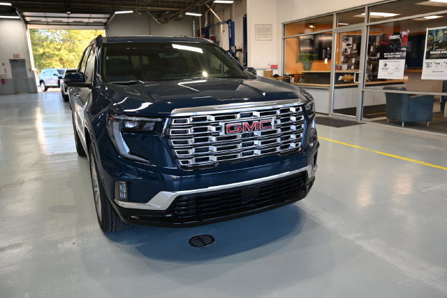 New 2027 GMC Acadia Denali w/ Denali Reserve Package AWD/4WD image 3
