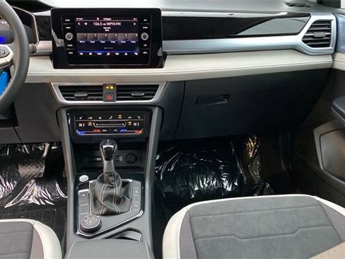 New 2026 Volkswagen Taos SE image 10