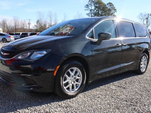 Used 2017 Chrysler Pacifica LX FWD image 3