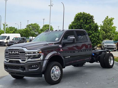 New 2026 RAM 4500 4x4 Crew Cab DRW w/ Laramie Trim Package image 3