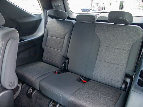 Used 2025 Chevrolet Traverse LT FWD image 27