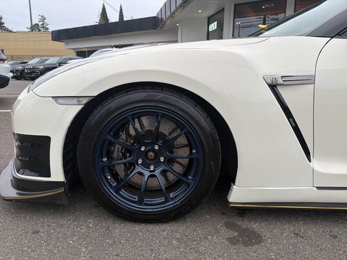 Used 2013 Nissan GT-R Premium image 18