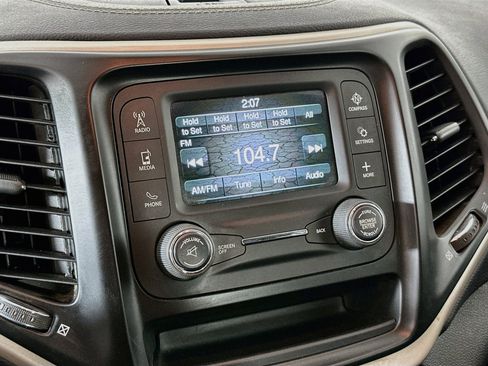 Used 2018 Jeep Cherokee Latitude FWD image 19