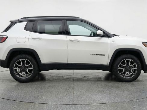 Used 2025 Jeep Compass Trailhawk image 11