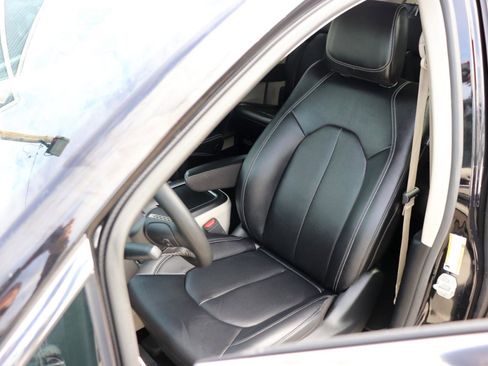 Used 2024 Chrysler Pacifica Touring-L image 11