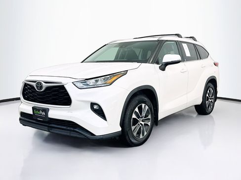 Used 2020 Toyota Highlander XLE image 3