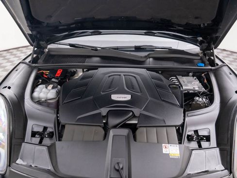 Certified 2023 Porsche Cayenne Platinum Edition image 30