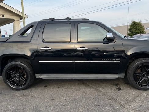 Used 2011 Chevrolet Avalanche LTZ image 6