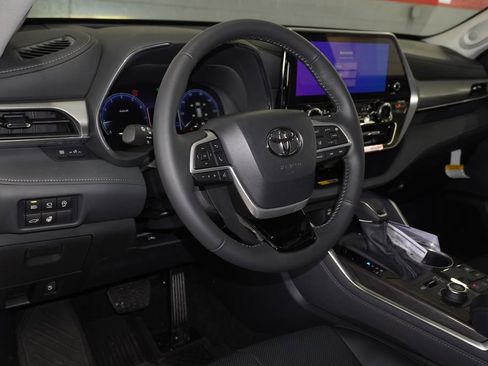 New 2026 Toyota Highlander Platinum image 14