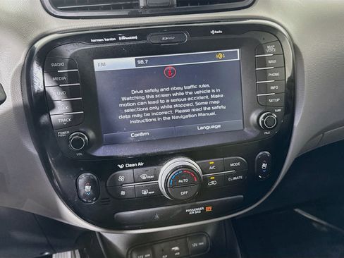 Used 2017 Kia Soul + w/ Primo Package FWD image 18