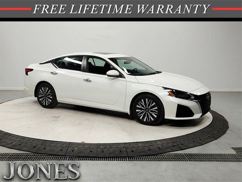 Used 2023 Nissan Altima 2.5 SV w/ SV Premium Package image 1