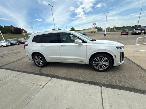Used 2022 Cadillac XT6 Premium Luxury AWD/4WD image 2