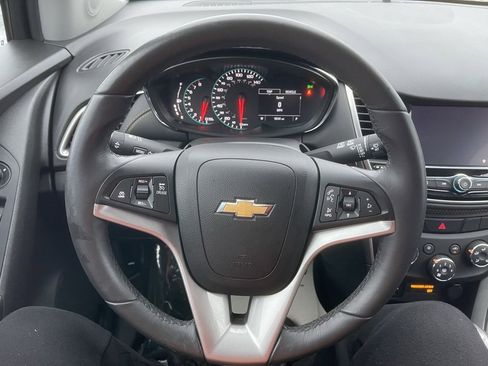 Used 2022 Chevrolet Trax LT w/ LT Convenience Package image 13