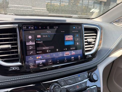 Used 2024 Chrysler Pacifica Limited FWD image 18