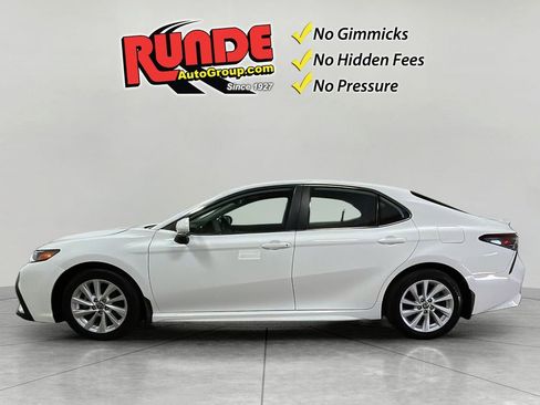 Used 2024 Toyota Camry SE FWD image 3