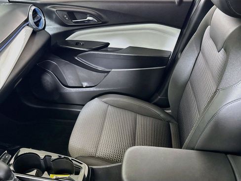 Used 2025 Chevrolet Trax LT FWD image 19