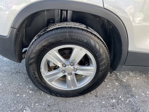 Used 2022 Chevrolet Trax LT w/ LT Convenience Package image 12