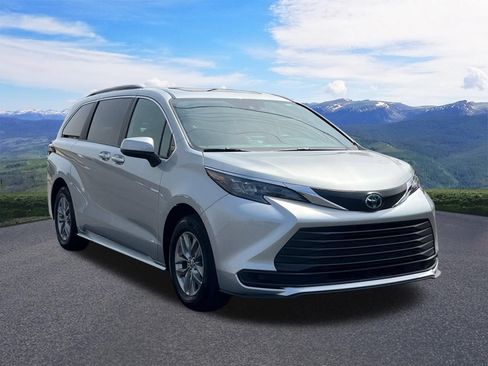 Used 2025 Toyota Sienna LE w/ LE Plus Package AWD/4WD image 8
