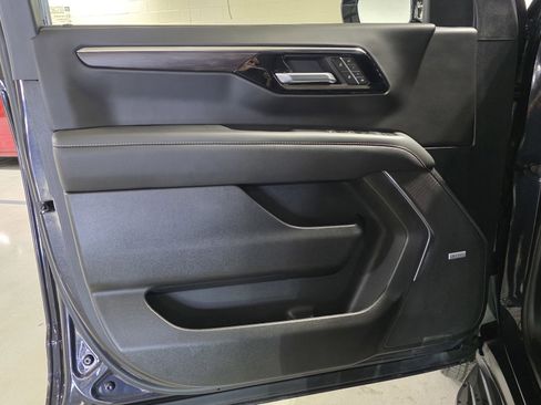 Used 2025 Chevrolet Suburban Premier image 23