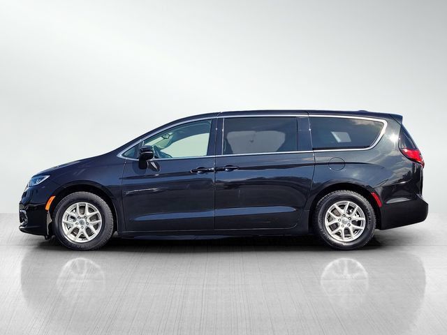 Used 2023 Chrysler Pacifica Touring-L FWD image 7