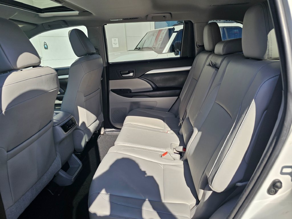 Used 2018 Toyota Highlander XLE AWD/4WD image 16