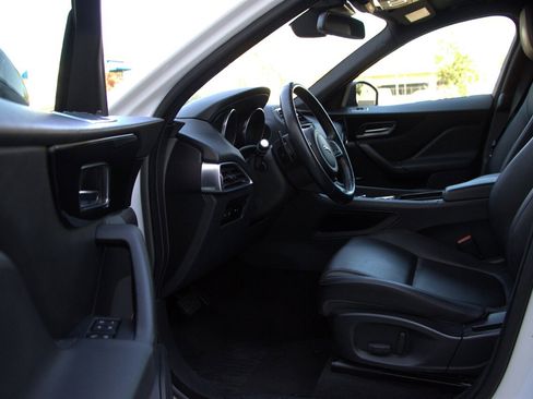 Used 2018 Jaguar F-PACE Premium image 12