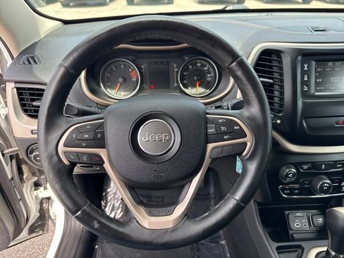 Used 2016 Jeep Cherokee Latitude FWD image 14