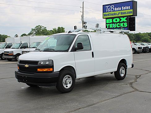 Used 2024 Chevrolet Express 2500 w/ Driver Convenience Package RWD image 2