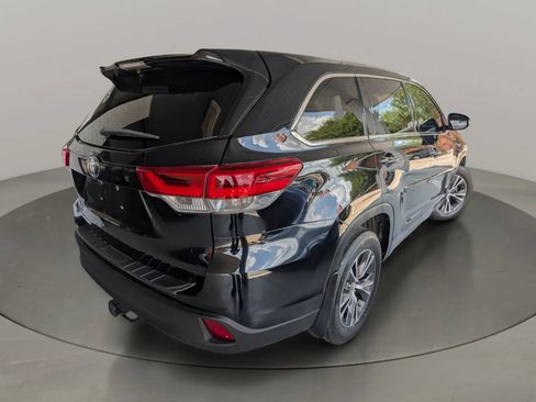 Used 2018 Toyota Highlander LE FWD image 5