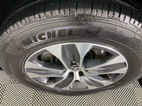 Used 2024 Toyota Highlander XLE image 9