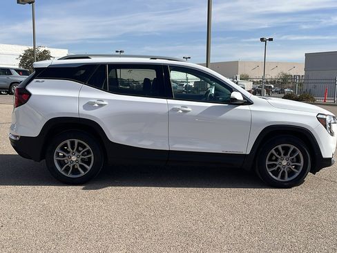 Certified 2024 GMC Terrain SLT image 9
