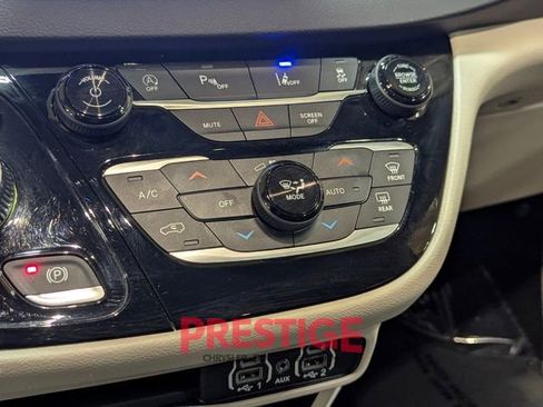 Used 2024 Chrysler Pacifica Touring-L image 21