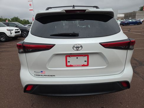 Used 2023 Toyota Highlander L FWD image 4