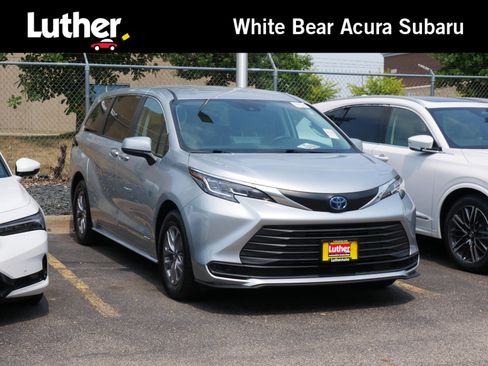 Used 2021 Toyota Sienna LE AWD/4WD image 1