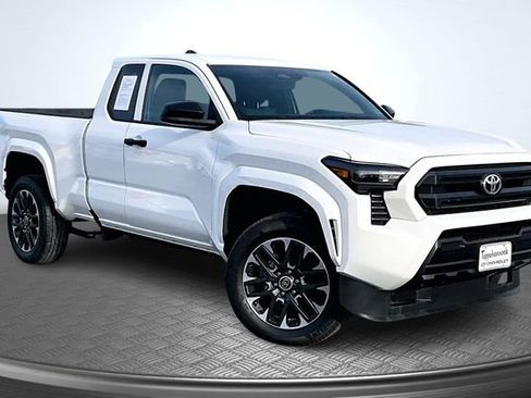 Used 2024 Toyota Tacoma SR image 3