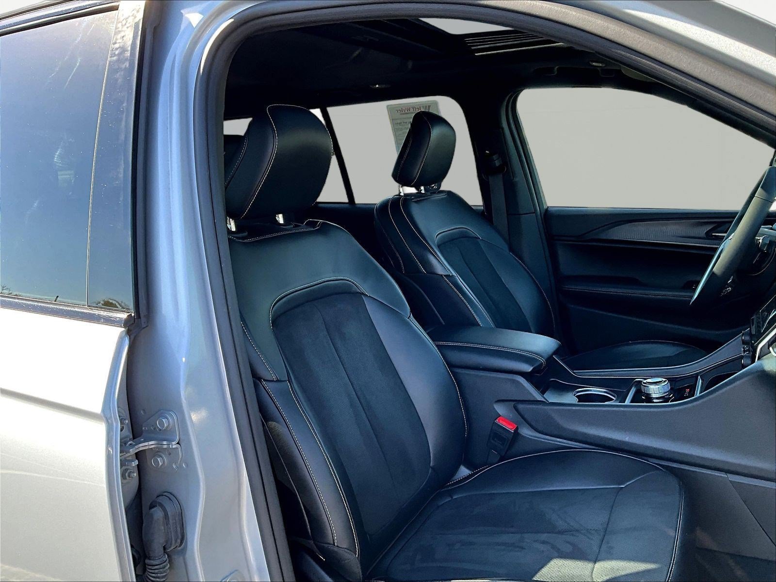 Used 2025 Jeep Grand Cherokee Altitude AWD/4WD image 29