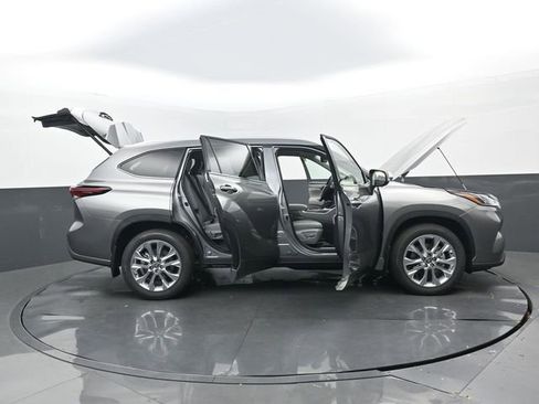 Used 2026 Toyota Highlander Limited image 29