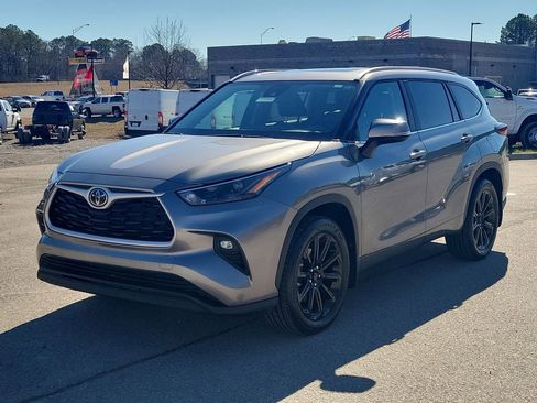 Used 2025 Toyota Highlander XLE image 7
