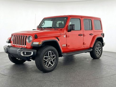 Used 2025 Jeep Wrangler Sahara image 3
