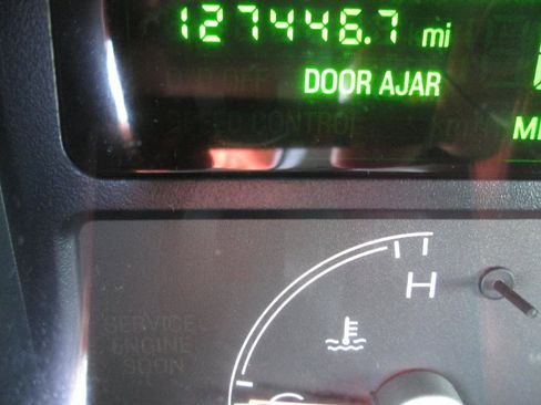 Used 2005 Lincoln Town Car Signature RWD image 23