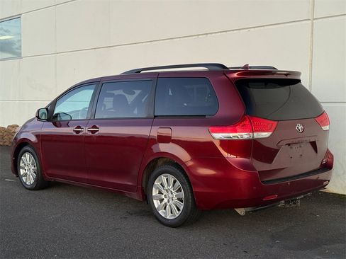 Used 2014 Toyota Sienna XLE image 8