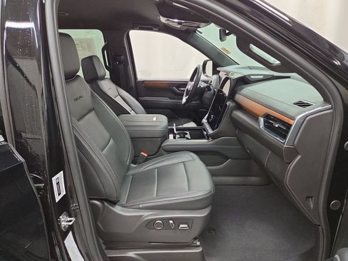 Used 2025 GMC Yukon XL Denali AWD/4WD image 12