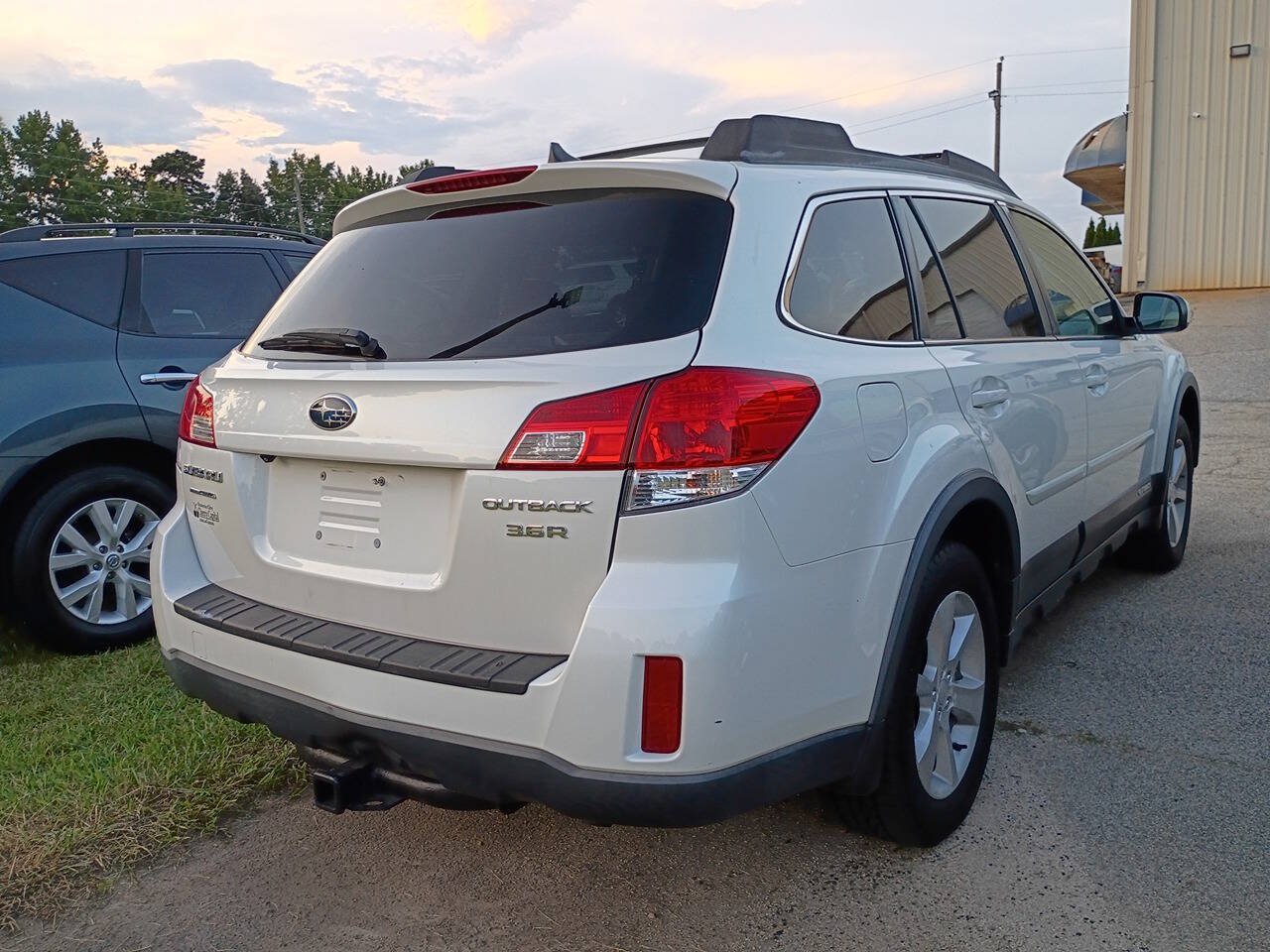 Used 2014 Subaru Outback 3.6R Limited AWD/4WD image 4