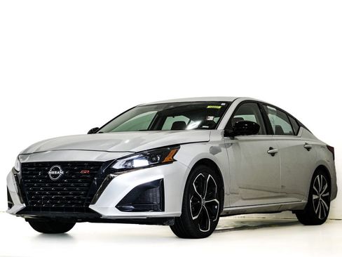 Used 2024 Nissan Altima 2.5 SR FWD image 3