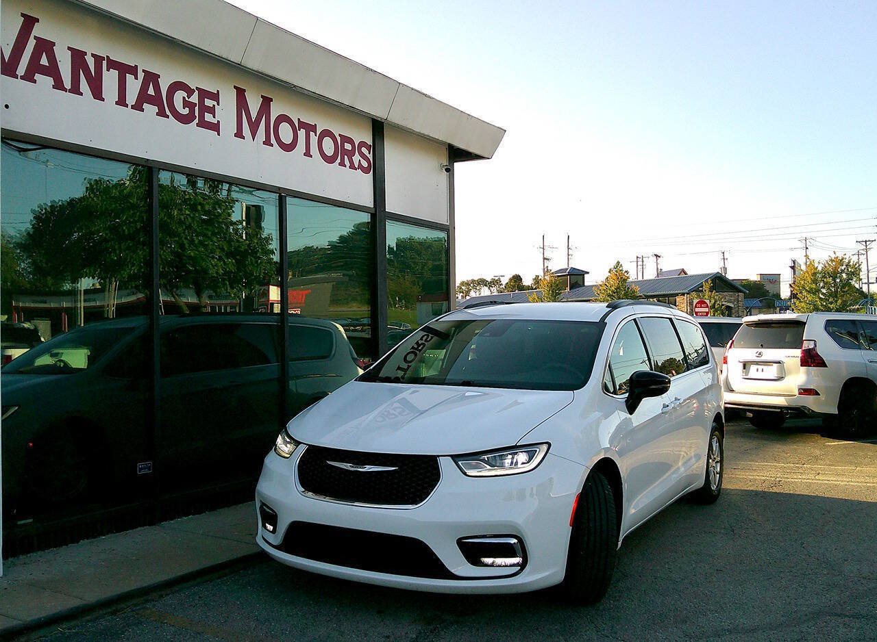 Used 2024 Chrysler Pacifica Touring FWD image 1